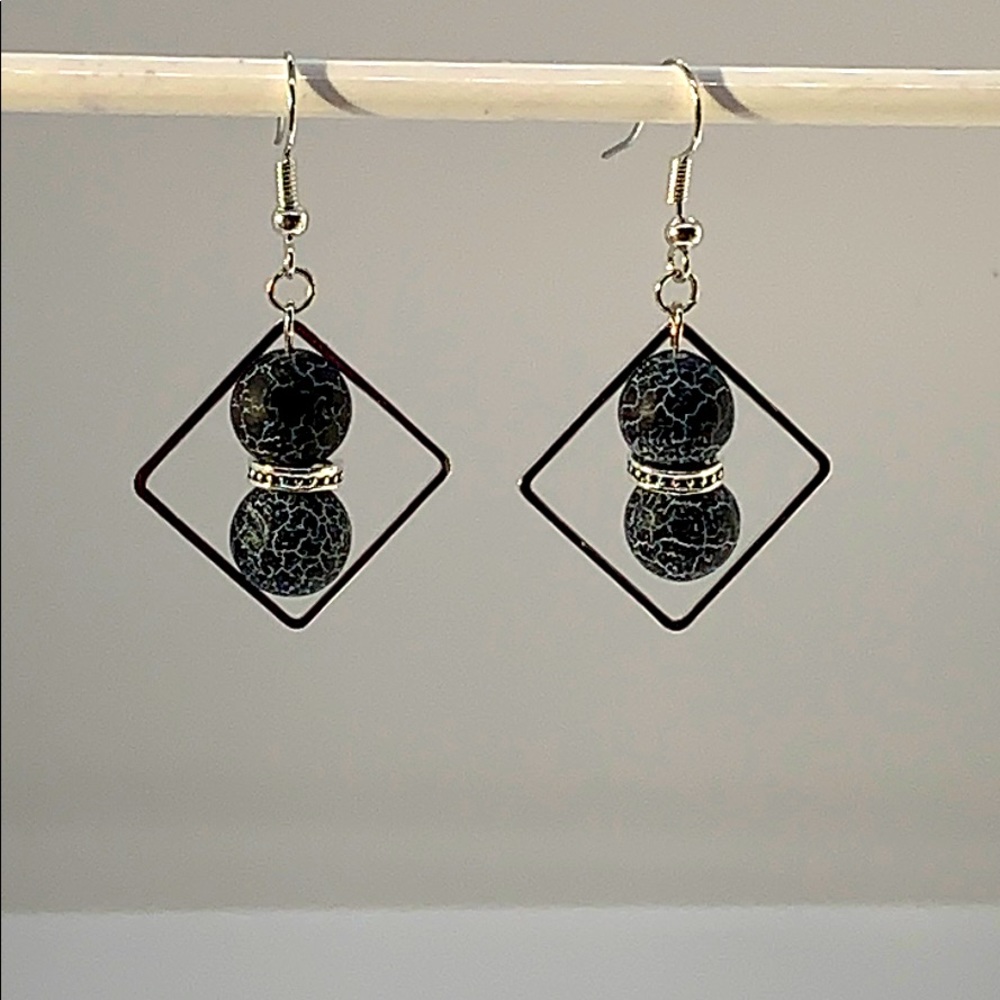 21101 Black crackle agate earrings